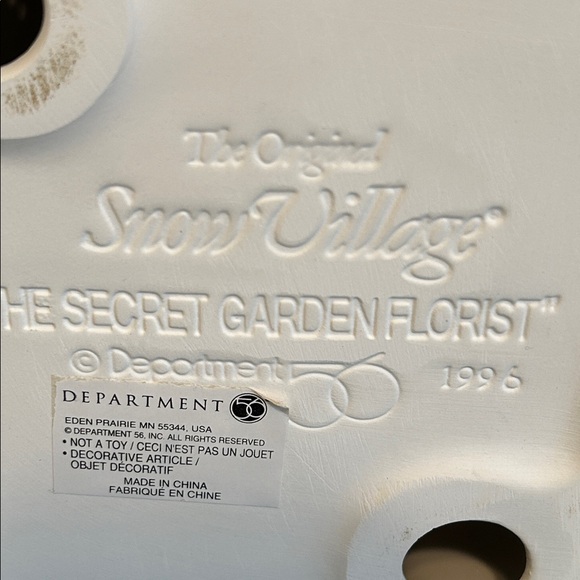 Snow Village Department 56 Secret Garden Florist & Greenhouse.  Set of 2 - Picture 8 of 15